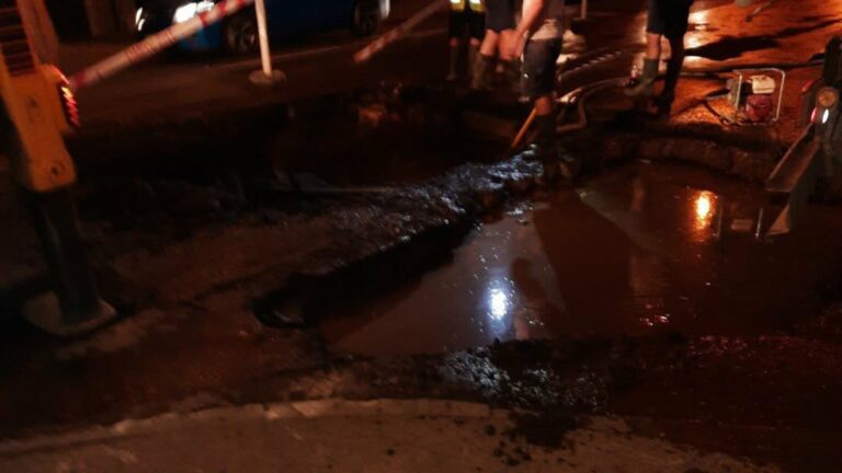 Csőtörés történt a 11-es úton Tahitótfaluban